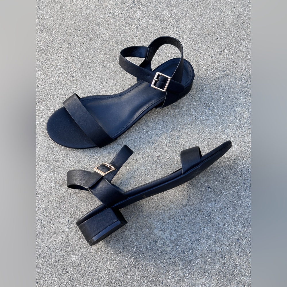 Last Pair! Low Heel Single Strap Sandal in Black